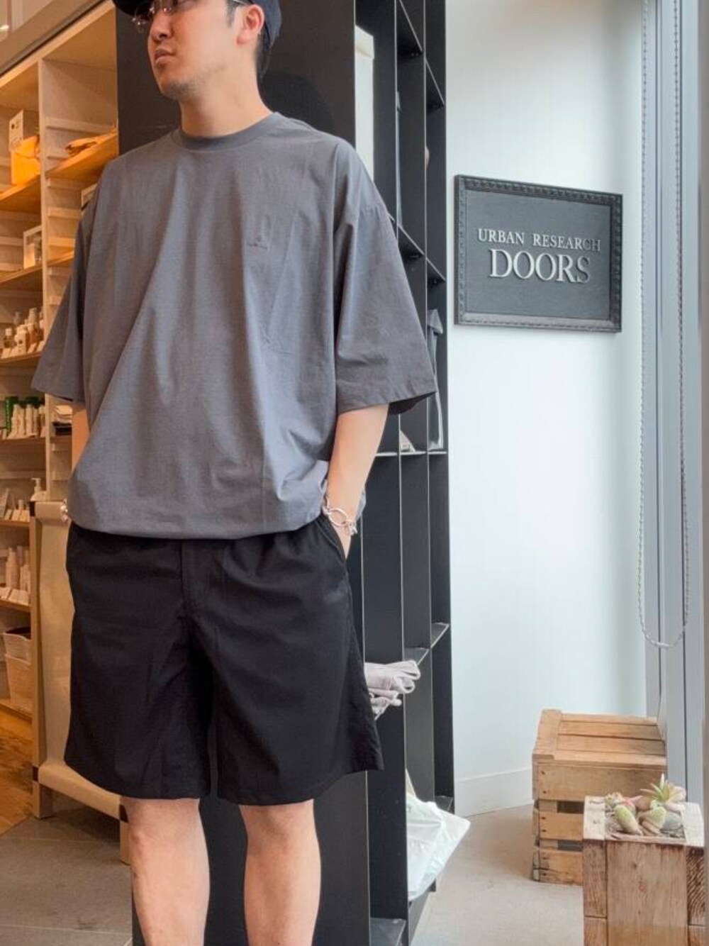 ブルー系のその他パンツ、グレー系のTシャツ/カットソーを着用したメンズの夏コーディネートの1枚目の写真