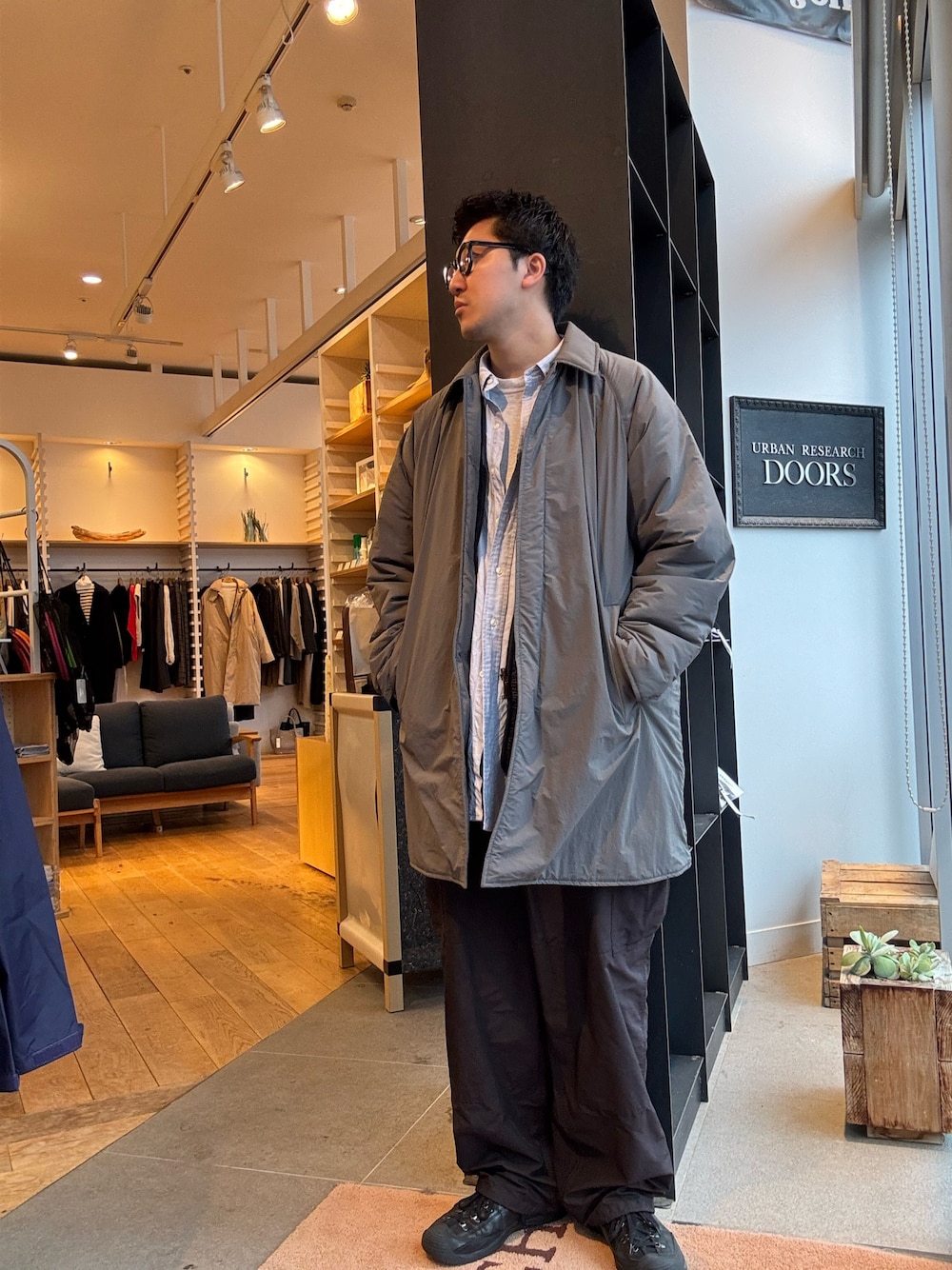 グレー系のその他アウターを着用したメンズの冬コーディネートの1枚目の写真