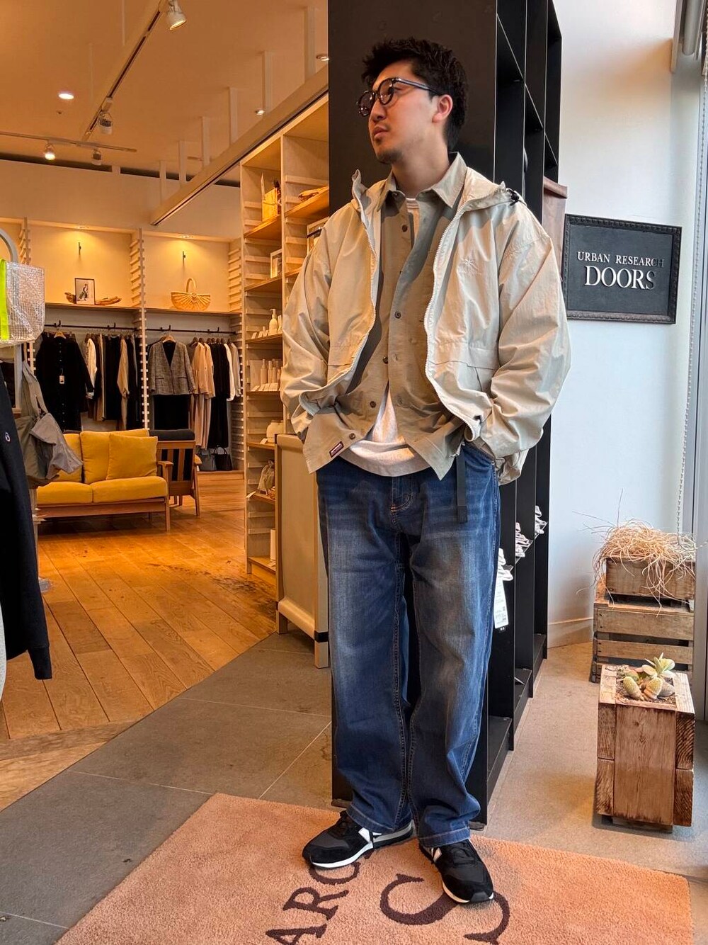 「シャツ、デニム、ワイドパンツ、グラミチ、パタゴニア、アーバンリサーチドアーズ、ニューバランス、別注グラミチ、スノーピーク」｜「Gramicciの『別注』GRAMICCI　Mountain Wide Pants（デニムパンツ、ブルー系）」を使った、ryohnoさん（メンズ・178cm）の春コーディネートの1枚目の写真