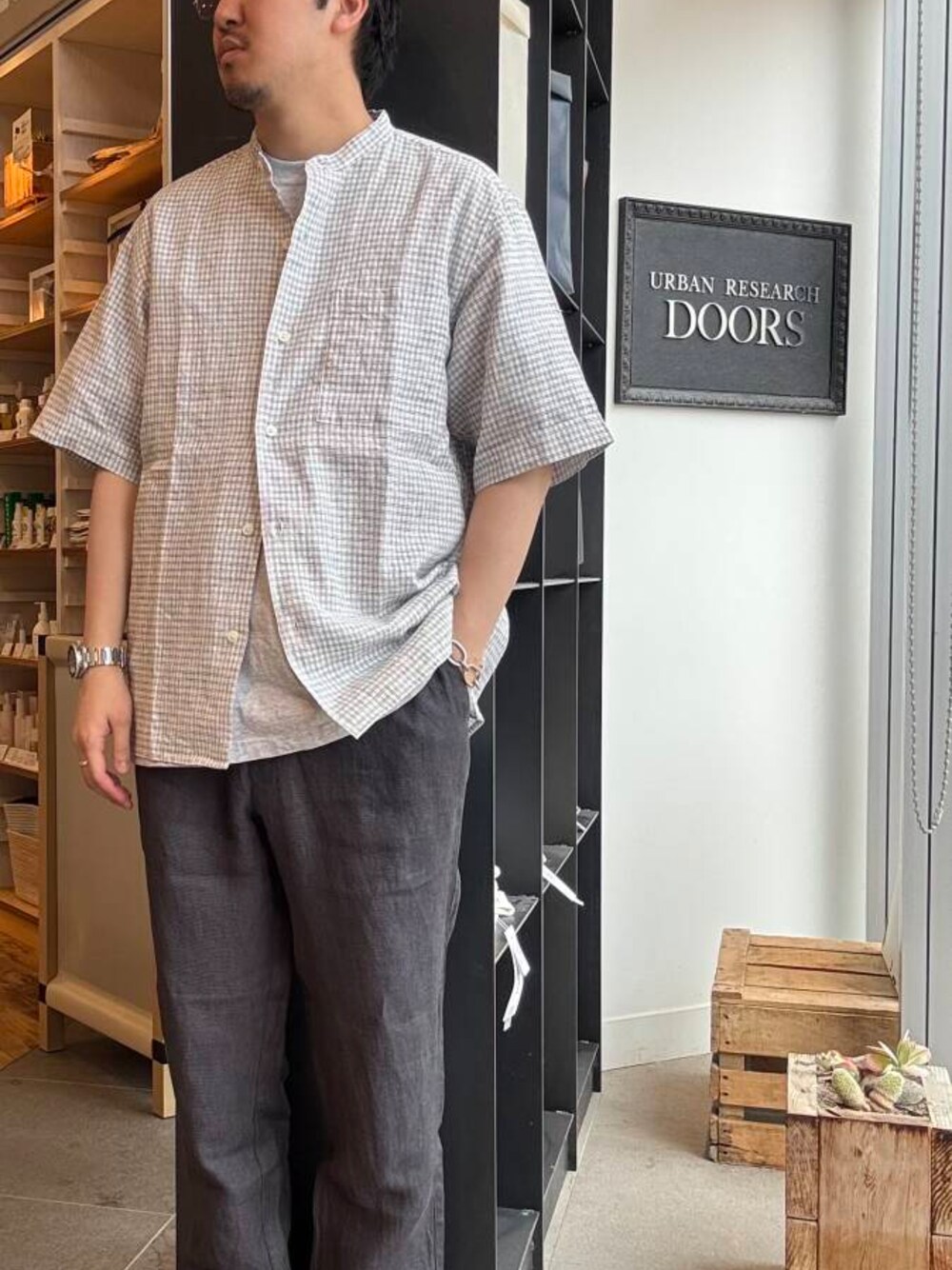 ホワイト系のシャツ/ブラウス、グレー系のその他パンツを着用したメンズの夏コーディネートの1枚目の写真