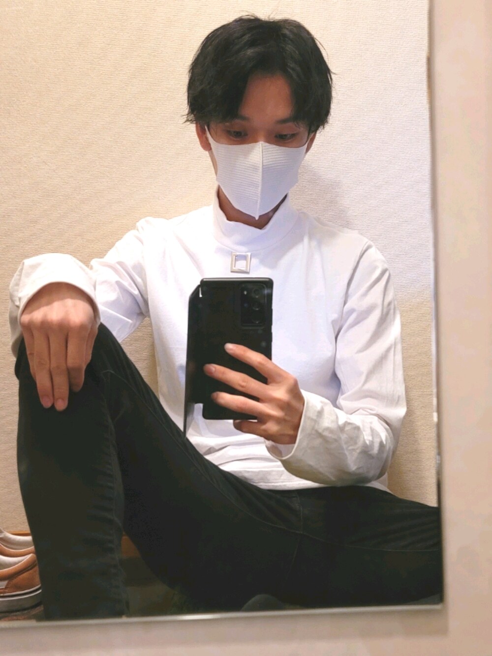 「おしゃれさんと繋がりたい、大人コーデ、秋服準備はじめました、キレイめ、シンプル、シンプルコーデ、ADERE、リドム、シルバーアクセサリー、シロクロ、いいね、save、フォローお願いします🤑、家、リラックススタイル」｜「ADRERの【ADRER】metal charm long high neck top/メタルチャームロングハイネックトップ（Tシャツ/カットソー、ホワイト系）」を使った、たけたけ相互フォローさん（メンズ・174cm）の秋コーディネートの1枚目の写真