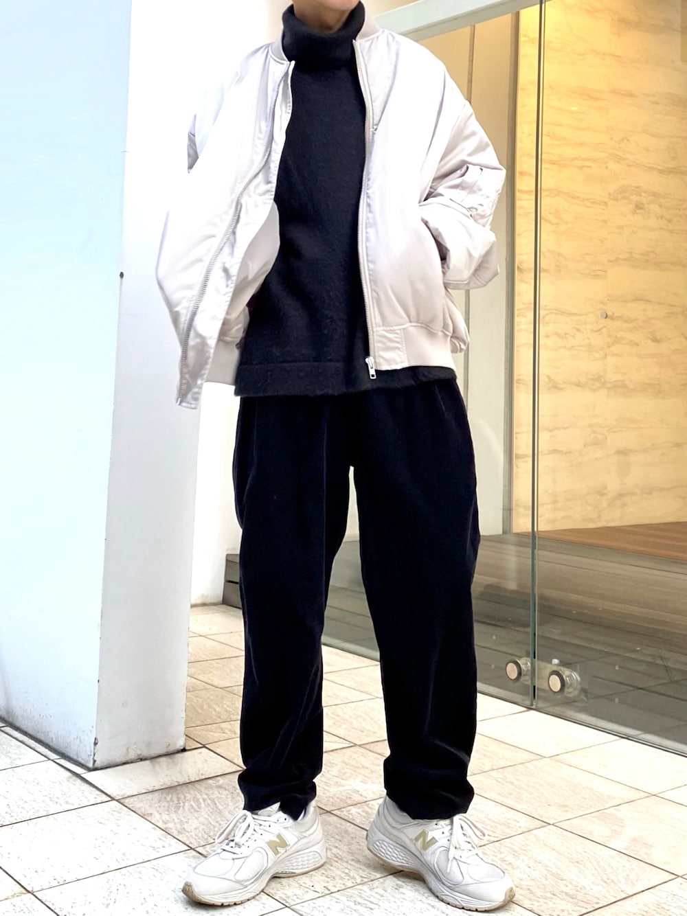 「シンプルコーデ、冬コーデ、カジュアル、モノトーンコーデ、黒、白、未来のWEARISTAプロジェクト、MA-1」｜「MONO-MARTのオーバーサイズ タートルネックニット プルオーバーニット アソートTYPE(2021-2022 WINTER COLLECTION)（ニット/セーター、ブラック系）」を使った、TAIKIさん（メンズ・173cm）の冬コーディネートの1枚目の写真