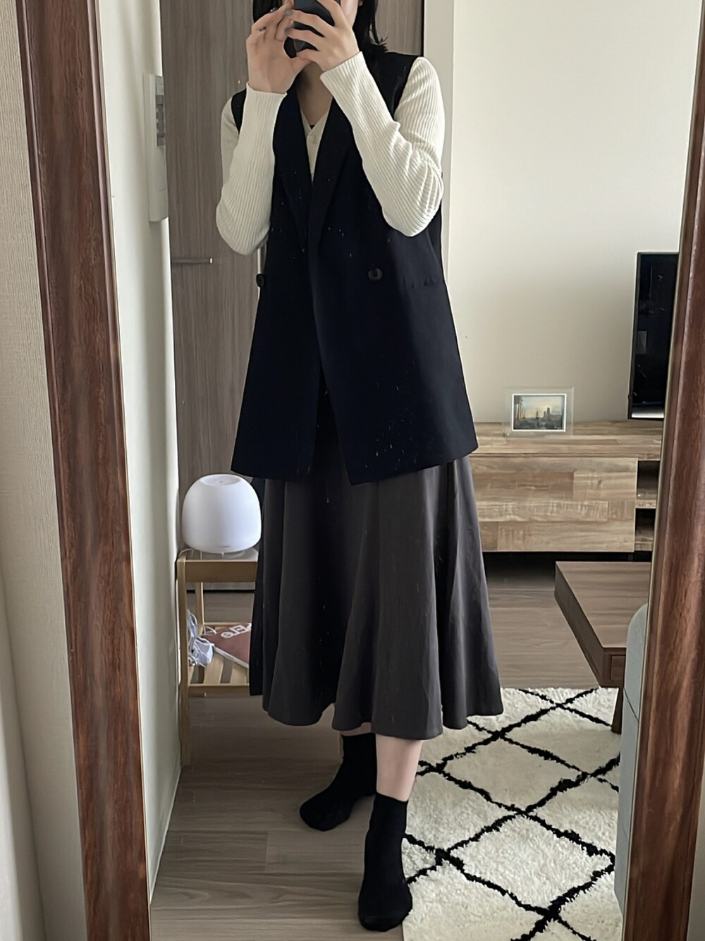 「春、お洒落さんとつながりたい、シンプル、ゆったりコーデ、プチプラコーデ、プチプラ、ユニクロ、ユニクロコーデ、ジーユーコーデ、GU、UNIQLO、いいね、save、フォローお願いします🤑、ロングスカート、ジレ、ジレスタイル」｜「GUのアイテム（その他アウター、ブラック系）」を使った、𝙘𝙤𝙘𝙤さん（レディース・169cm）の春コーディネートの1枚目の写真