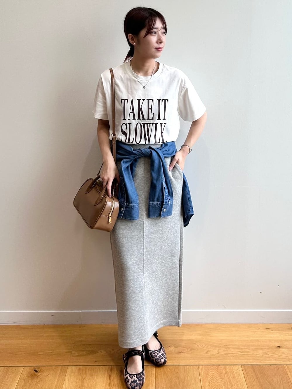 ホワイト系のTシャツ/カットソー、ブルー系のシャツ/ブラウス、グレー系のスカートを着用したレディースの秋コーディネートの1枚目の写真