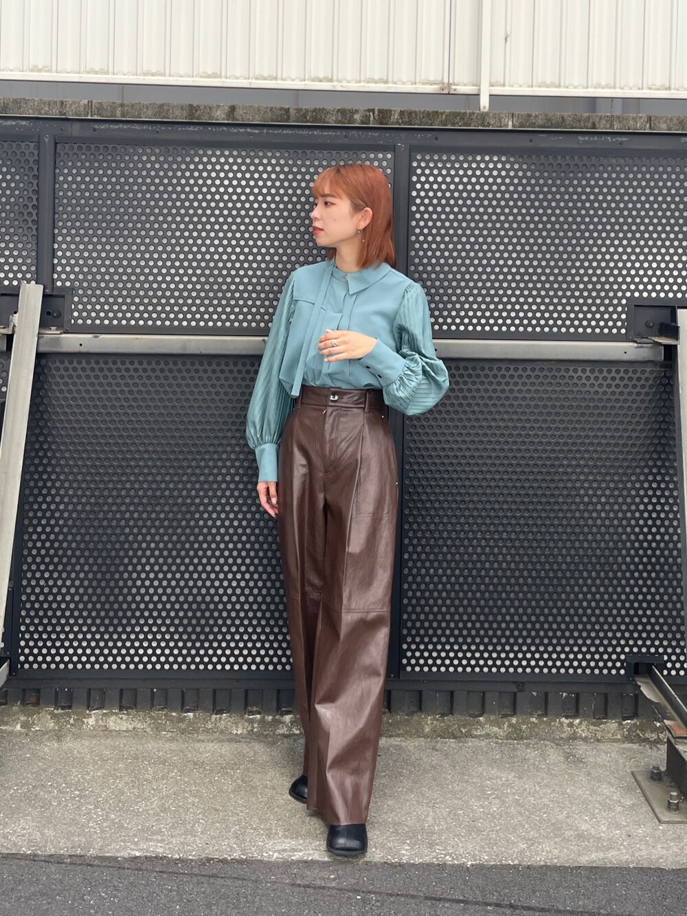 ブラック系のその他パンツ、グリーン系のシャツ/ブラウスを着用したレディースの夏コーディネートの1枚目の写真