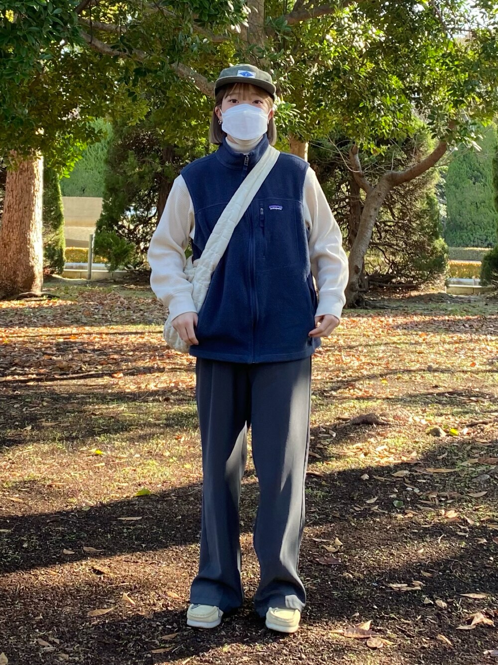 「古着、フリース、カジュアルコーデ」｜「patagoniaのアイテム（ベスト、ブルー系）」を使った、ちひろさん（レディース・150cm）の冬コーディネートの1枚目の写真