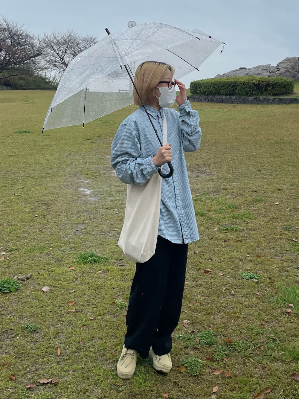 「春コーデ、クラークス、古着」｜「古着のアイテム（シャツ/ブラウス、グリーン系）」を使った、ちひろさん（レディース・150cm）の春コーディネートの1枚目の写真