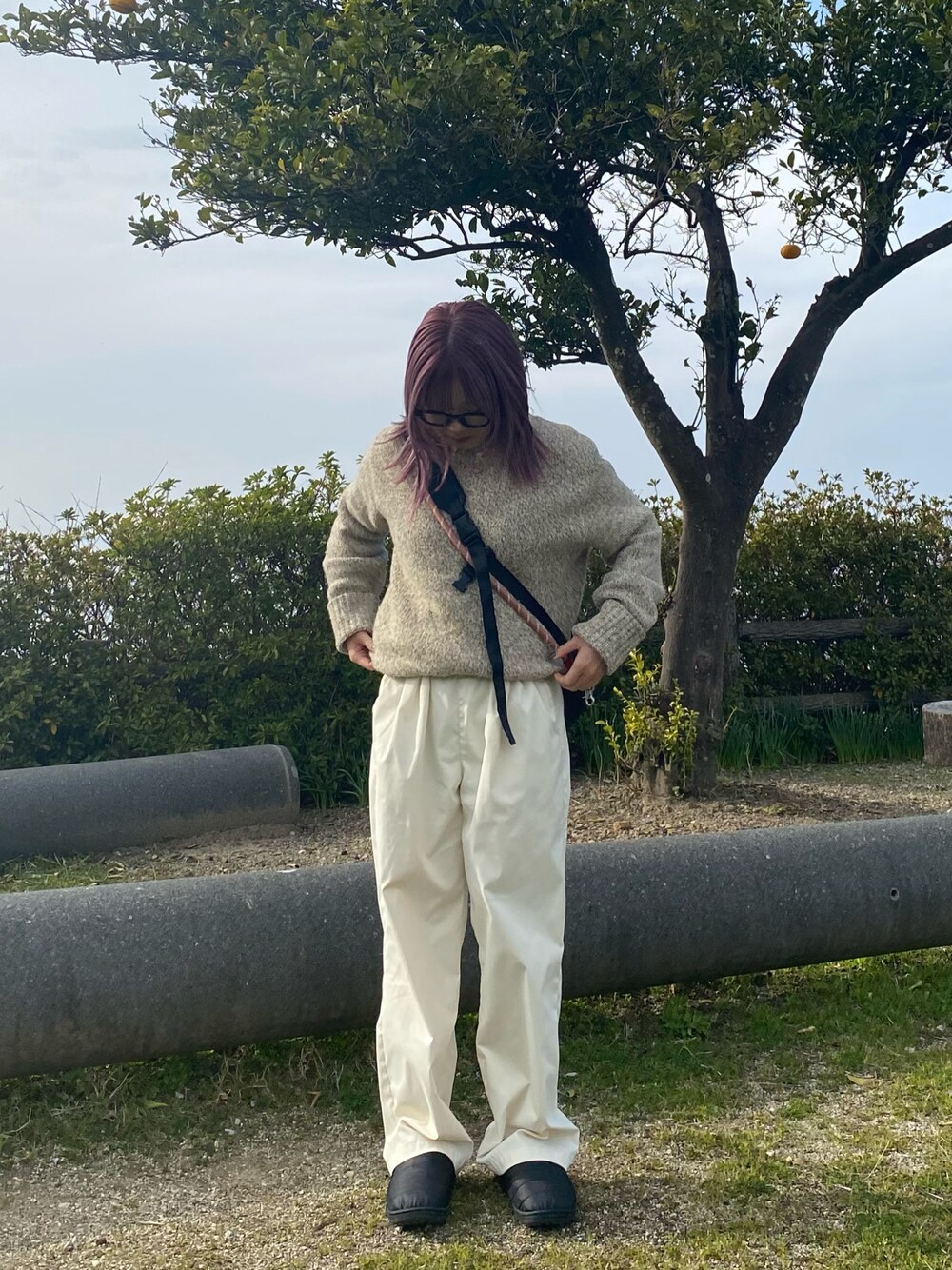 「古着のアイテム（ニット/セーター、ベージュ系）」を使った、ちひろさん（レディース・150cm）の春コーディネートの1枚目の写真