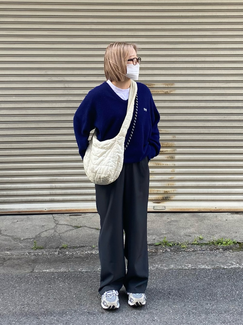 「古着、シンプルコーデ、ニューバランス」｜「古着のアイテム（ニット/セーター、ブルー系）」を使った、ちひろさん（レディース・150cm）の春コーディネートの1枚目の写真