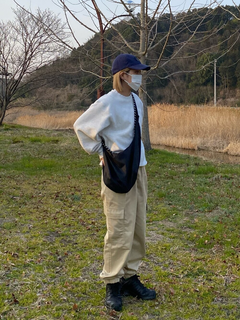 「GUのアイテム（スウェット、グレー系）」を使った、ちひろさん（レディース・150cm）の春コーディネートの1枚目の写真