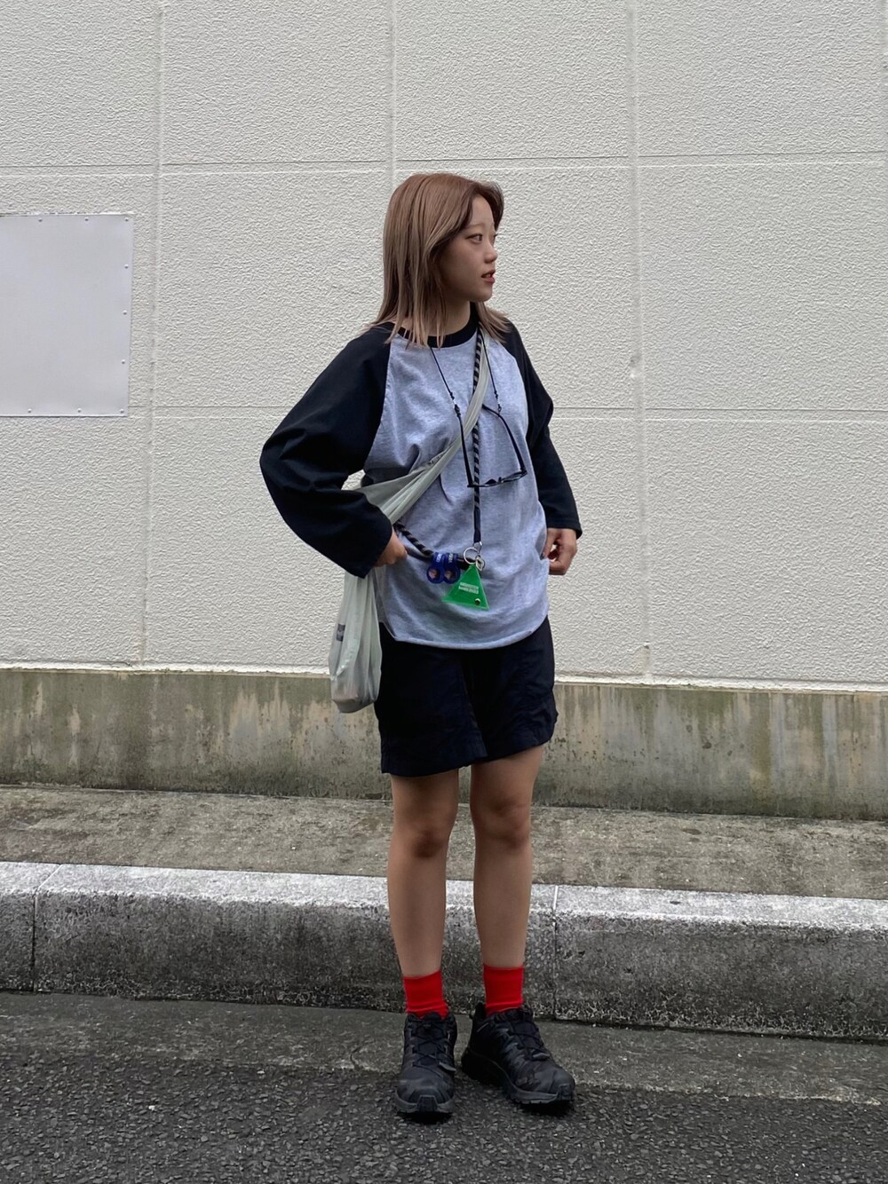 「古着」｜「古着のアイテム（Tシャツ/カットソー、ブラック系）」を使った、ちひろさん（レディース・150cm）の秋コーディネートの1枚目の写真