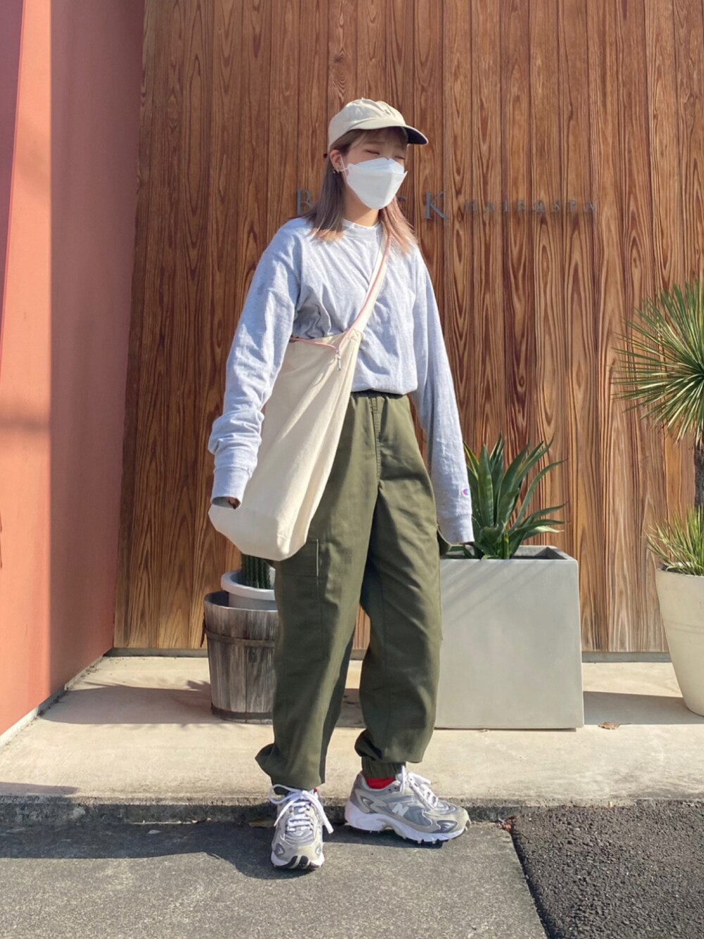 「秋コーデ、休日コーデ、軍パン、カーゴパンツ、ニューバランス、カジュアルコーデ」｜「GUのアイテム（カーゴパンツ、グリーン系）」を使った、ちひろさん（レディース・150cm）の秋コーディネートの1枚目の写真