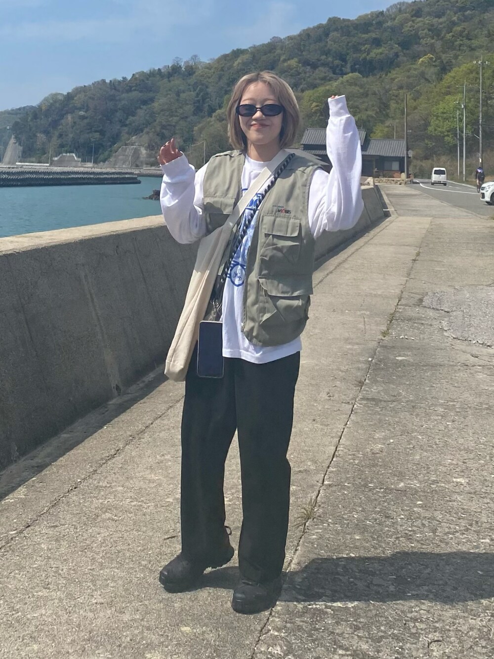 「休日コーデ、古着、フィッシングベスト」｜「USEDのアイテム（Tシャツ/カットソー、ホワイト系）」を使った、ちひろさん（レディース・150cm）の春コーディネートの1枚目の写真