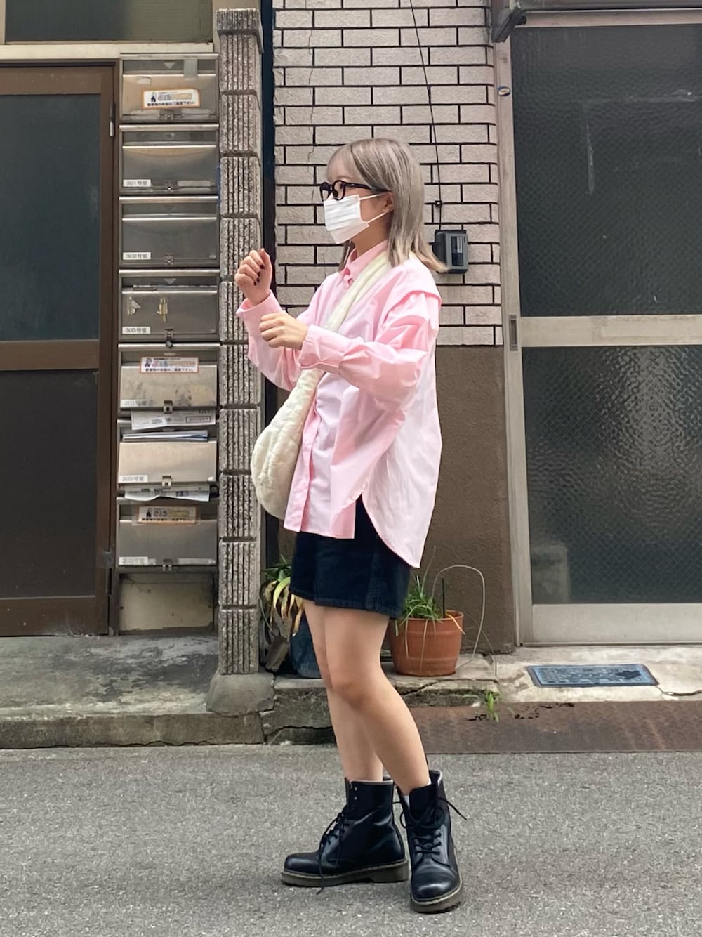 「ピンクシャツ」｜「しまむらのアイテム（シャツ/ブラウス、ピンク系）」を使った、ちひろさん（レディース・150cm）の夏コーディネートの1枚目の写真