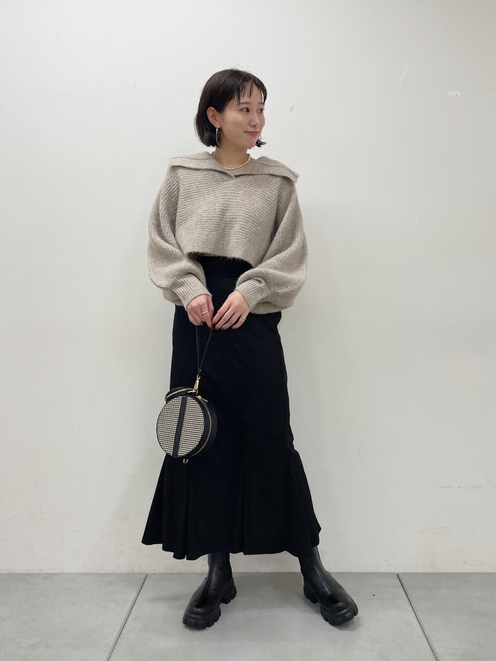 「シンプルコーデ、秋コーデ、秋カラー、ミニバッグ、スカート、ブラウン、ベージュコーデ、マーメイドスカート、セーラーカラー、セーラー襟、ニット、秋トレンド2021」｜「Chicoのポーチ付きサークルミニショルダー（ショルダーバッグ、ブラック系）」を使った、Yuka Yoshidaさん（レディース・169cm）の夏コーディネートの1枚目の写真