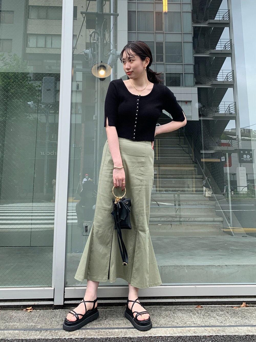「秋先取りコーデ、ブラック、大人カジュアル、高身長女子、zozospecialday、厚底シューズ、マーメイドスカート、カーキ」｜「Chicoのパールボタン短丈リブニット（ニット/セーター、ブラック系）」を使った、Yuka Yoshidaさん（レディース・169cm）の夏コーディネートの1枚目の写真