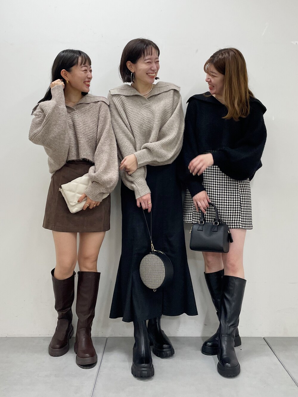 「セーラーカラー、黒、ニット、秋コーデ、秋カラー、秋のトレンド2021、ボリューム袖、ロングブーツ、サイドゴアブーツ、ミニスカート、マーメイドスカート」｜「Chicoの厚底ボリュームロングブーツ（ブーツ、ブラウン系）」を使った、Yuka Yoshidaさん（レディース・169cm）の秋コーディネートの1枚目の写真