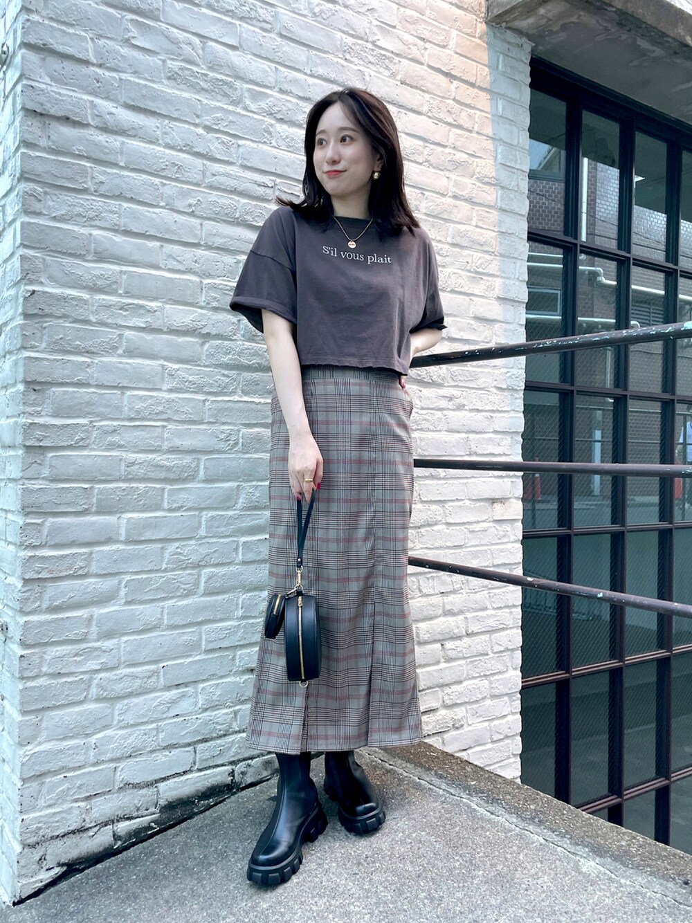 「秋先取りコーデ、カジュアル、秋のコーデ、Tシャツ、高身長女子、大人カジュアル、zozospecialday、厚底シューズ、チェック、コインネックレス、サイドゴアブーツ」｜「Chicoのバックロゴショート丈ダメージT（Tシャツ/カットソー、ブラウン系）」を使った、Yuka Yoshidaさん（レディース・169cm）の夏コーディネートの1枚目の写真