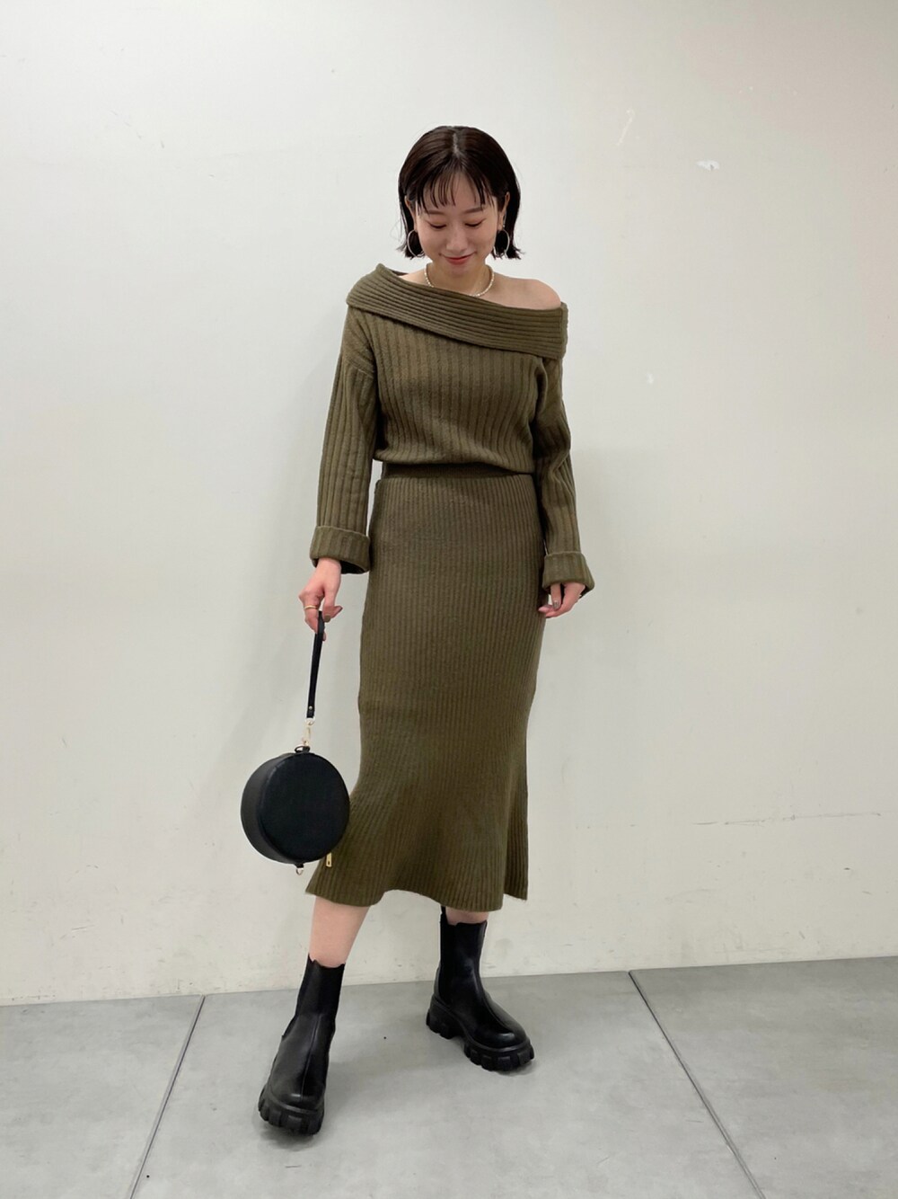 「秋先取りコーデ、シンプル、秋のコーデ、高身長女子、ニット、ワントーンコーデ、zozospecialday、モノトーンコーデ、ワンピース、ニットワンピース、サイドゴアブーツ、ワンショルダー、オフショル、オフタートル、秋トレンド2021」｜「Chicoのポーチ付きサークルミニショルダー（ショルダーバッグ、ブラック系）」を使った、Yuka Yoshidaさん（レディース・169cm）の夏コーディネートの1枚目の写真