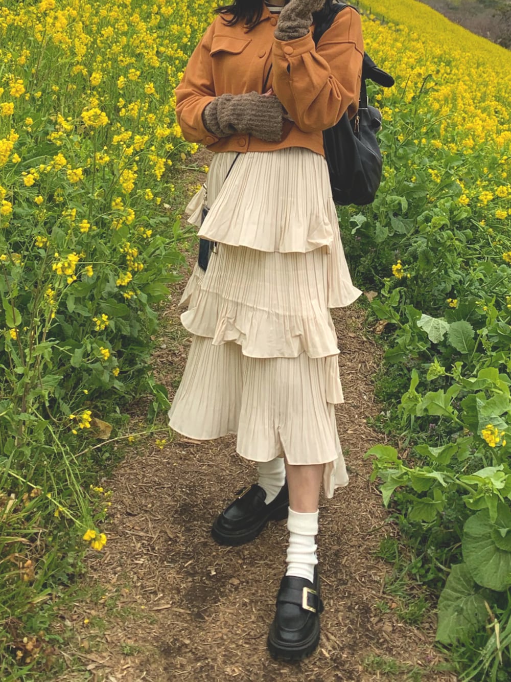 「春色、春コーデ、アームウォーマー、ティアードスカート、お花見コーデ、shein、GRL、URBAN RESEARCH、Chico、who's who chico、ピクニック、今日のコーデ、春」｜「GRLの厚底チェーンレザーローファー（ローファー、ブラック系）」を使った、mujica さん（レディース・158cm）の春コーディネートの1枚目の写真