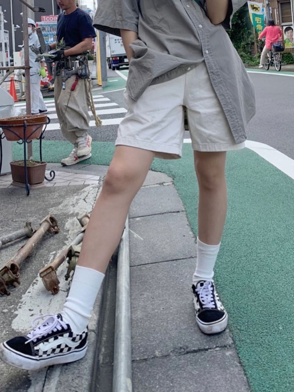 「パンツスタイル、古着、メンズライク、シンプル、スニーカー」｜「UNIQLOのチノショートパンツ（丈短め21.5～25cm）（その他パンツ、ホワイト系）」を使った、mujica さん（レディース・158cm）の秋コーディネートの1枚目の写真