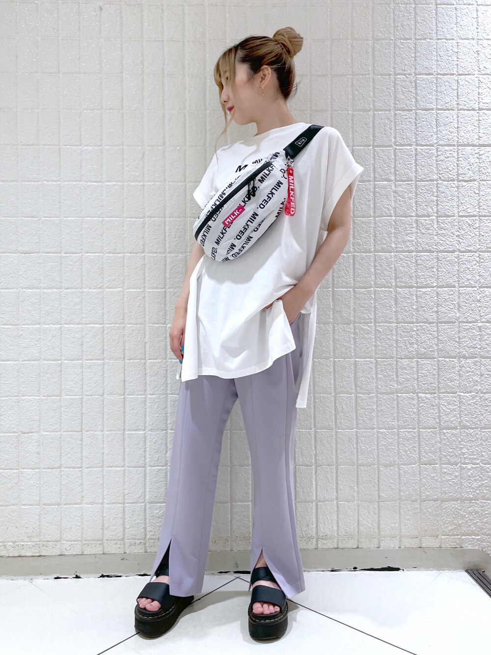 「MILKFED.、カラーパンツ、チュニック、kiu」｜「MILKFED.のCENTER SLIT PANTS（その他パンツ、パープル系）」を使った、ﾄ ｻﾞﾄ ﾄ ﾓ子さん（レディース・157cm）の夏コーディネートの1枚目の写真