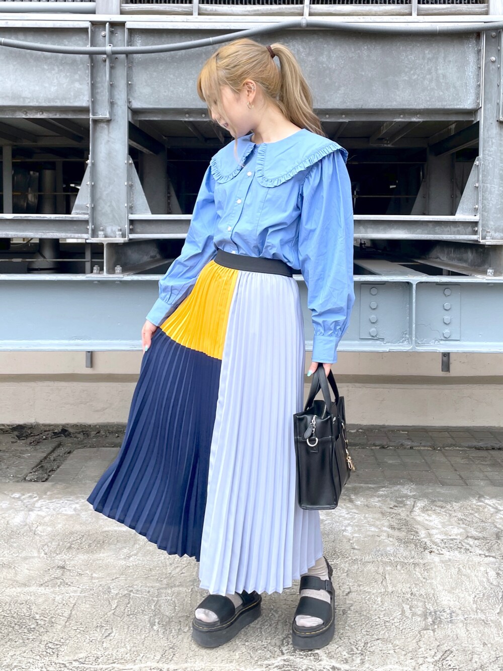 ブルー系のシャツ/ブラウス、ブルー系のスカート、ブラック系のショルダーバッグを着用したレディースの夏コーディネートの1枚目の写真
