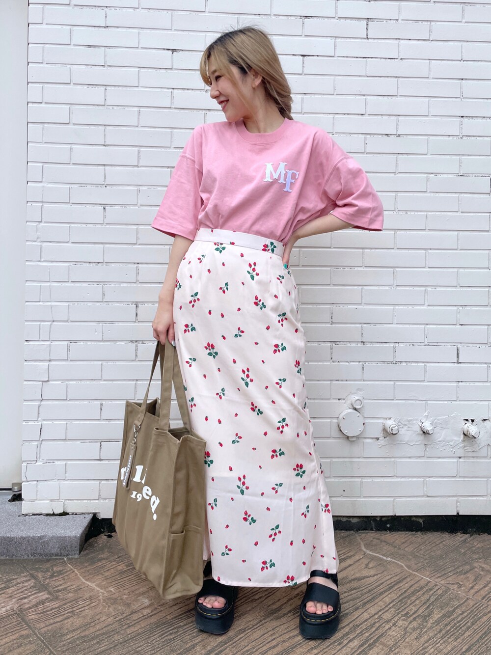 「MILKFED.、ロングスカート、マーメイドスカート、Tシャツ」｜「MILKFED.のPIPING SQUARE TOTE COOPER LOGO（トートバッグ、ベージュ系）」を使った、ﾄ ｻﾞﾄ ﾄ ﾓ子さん（レディース・157cm）の夏コーディネートの1枚目の写真