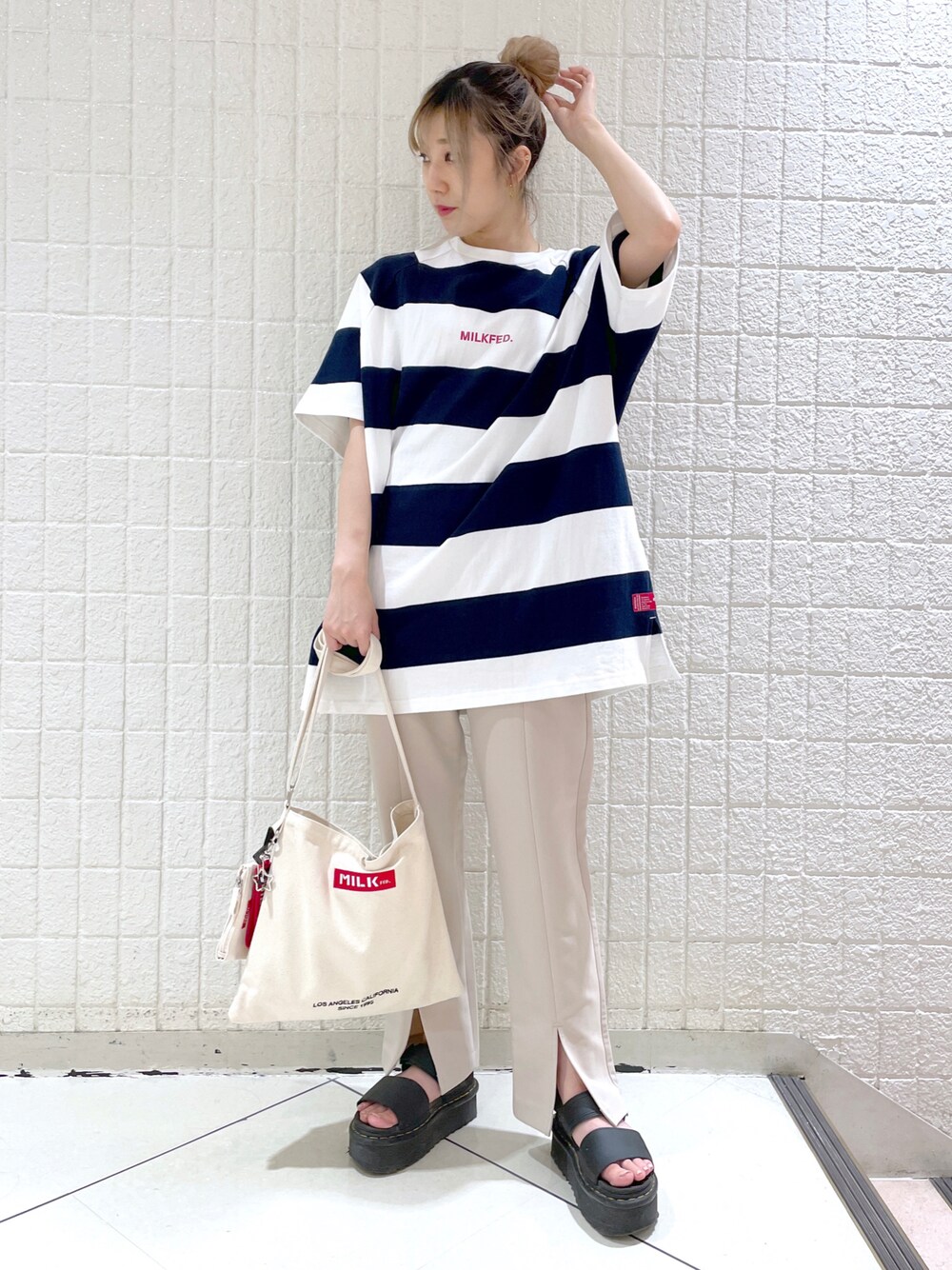 グリーン系のチュニック、ベージュ系のその他パンツ、その他のショルダーバッグを着用したレディースの夏コーディネートの1枚目の写真