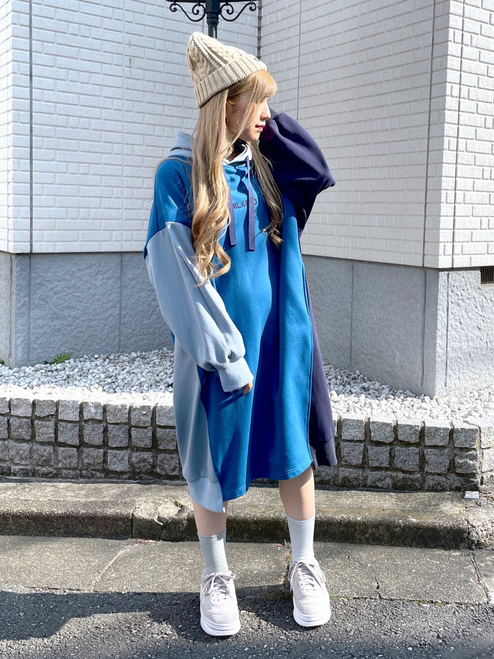 ブルー系のワンピース、ベージュ系のニットキャップ/ビーニーを着用したレディースの秋コーディネートの1枚目の写真