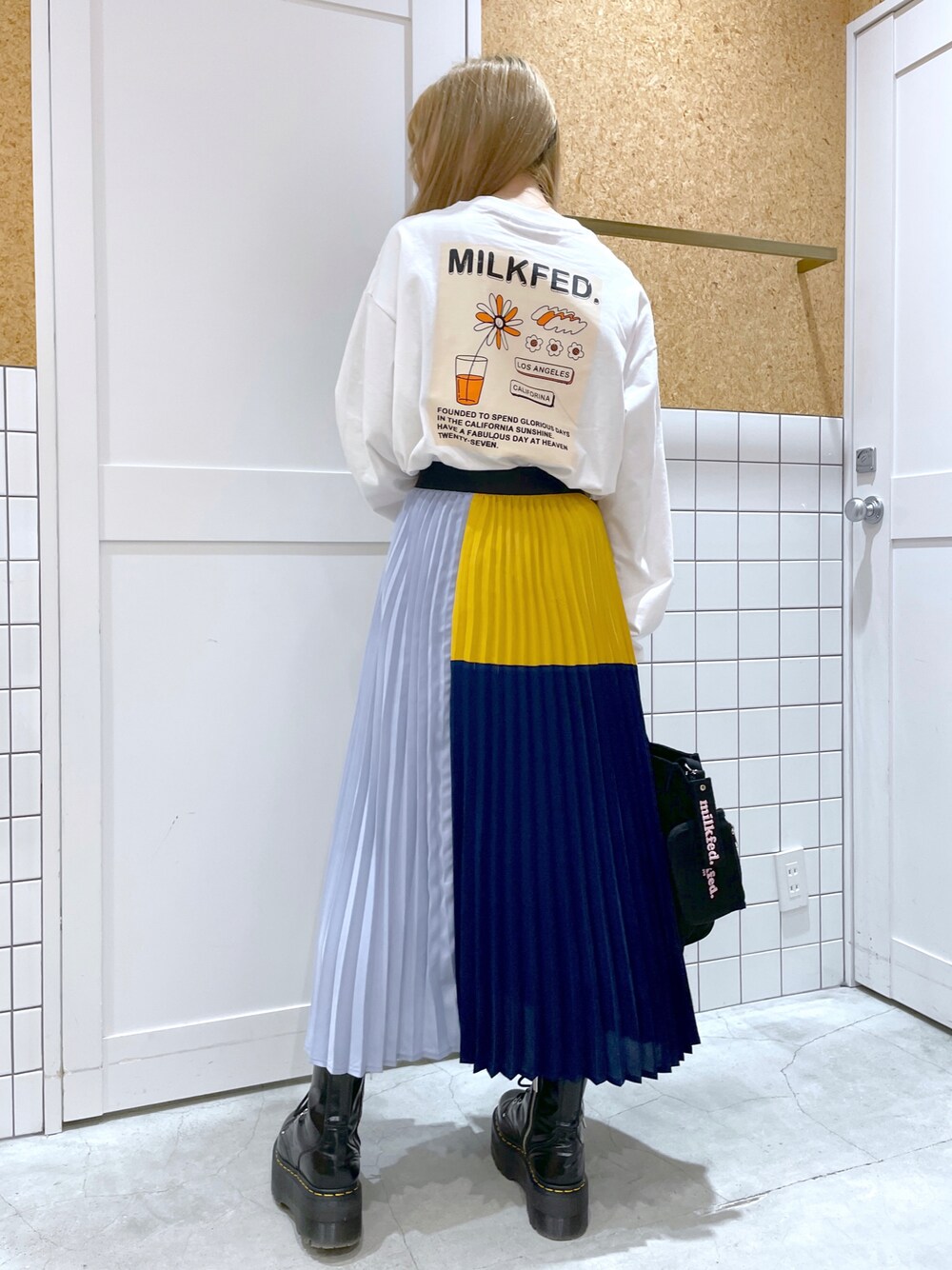 「MILKFED.、ミルクフェド、ロンT、ロングスカート」｜「MILKFED.のLS TEE FLOWER VASE（Tシャツ/カットソー、ホワイト系）」を使った、ﾄ ｻﾞﾄ ﾄ ﾓ子さん（レディース・157cm）の秋コーディネートの1枚目の写真