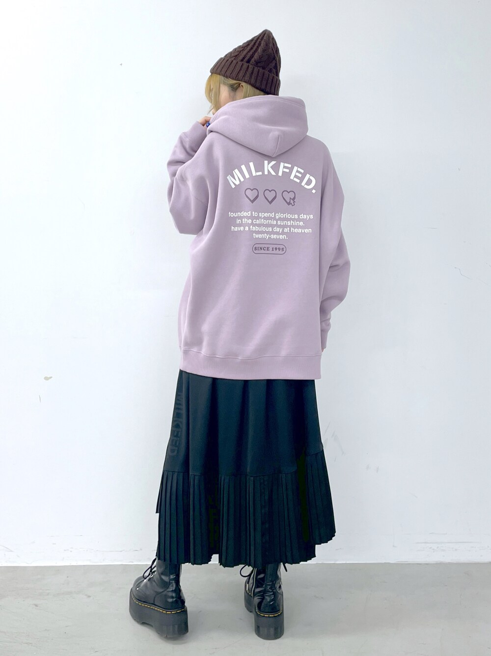 「MILKFED.、ミルクフェド、バーカー、ロングスカート」｜「MILKFED.のCLICK HEART BIG HOODIE（パーカー、パープル系）」を使った、ﾄ ｻﾞﾄ ﾄ ﾓ子さん（レディース・157cm）の秋コーディネートの1枚目の写真