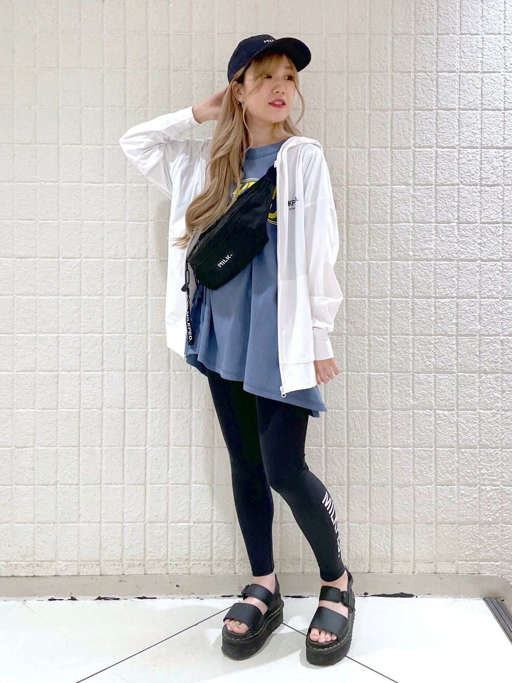 ブルー系のTシャツ/カットソー、ブラック系のボディバッグ/ウエストポーチ、ブラック系の水着を着用したレディースの夏コーディネートの1枚目の写真
