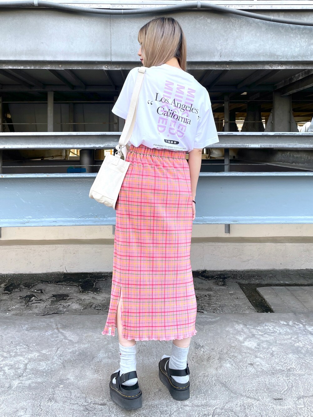 「MILKFED.、ミルクフェド、Tシャツ、SALE」｜「MILKFED.のS/S TEE STENCIL LOGO LA/CA（Tシャツ/カットソー、ホワイト系）」を使った、ﾄ ｻﾞﾄ ﾄ ﾓ子さん（レディース・157cm）の夏コーディネートの1枚目の写真
