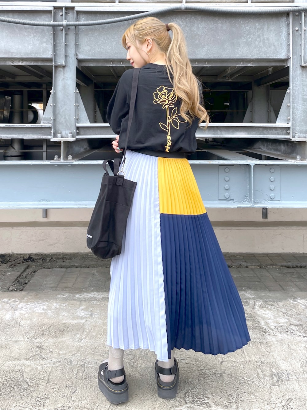 「MILKFED.、ミルクフェド、ロングスカート、ロンT、刺繍」｜「MILKFED.のEMBROIDERED ROSE L/S TOP（Tシャツ/カットソー、ブラック系）」を使った、ﾄ ｻﾞﾄ ﾄ ﾓ子さん（レディース・157cm）の秋コーディネートの1枚目の写真