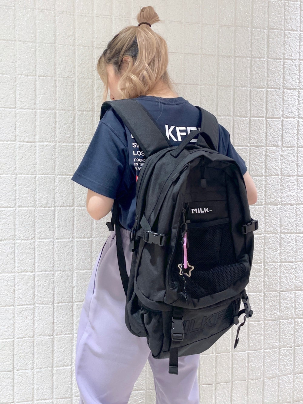 ブラック系のバックパック/リュック、ブルー系のTシャツ/カットソー、パープル系のその他パンツを着用したレディースの夏コーディネートの1枚目の写真