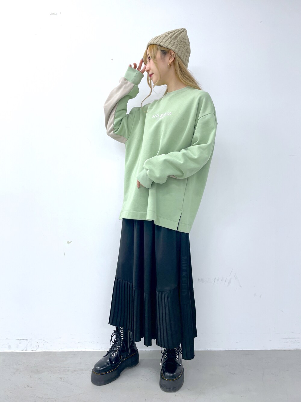 「MILKFED.、ミルクフェド、スウェット」｜「MILKFED.のBICOLOR SWEAT TOP（スウェット、グリーン系）」を使った、ﾄ ｻﾞﾄ ﾄ ﾓ子さん（レディース・157cm）の秋コーディネートの1枚目の写真