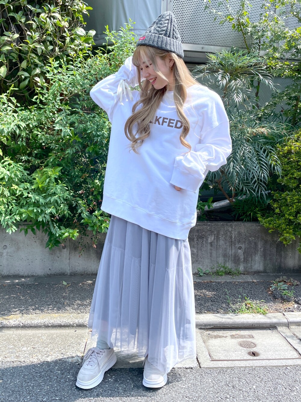 「MILKFED.、ミルクフェド、スウェット、チュールスカート」｜「MILKFED.のLOGO CABLE KNIT CAP（ニットキャップ/ビーニー、グレー系）」を使った、ﾄ ｻﾞﾄ ﾄ ﾓ子さん（レディース・157cm）の秋コーディネートの1枚目の写真