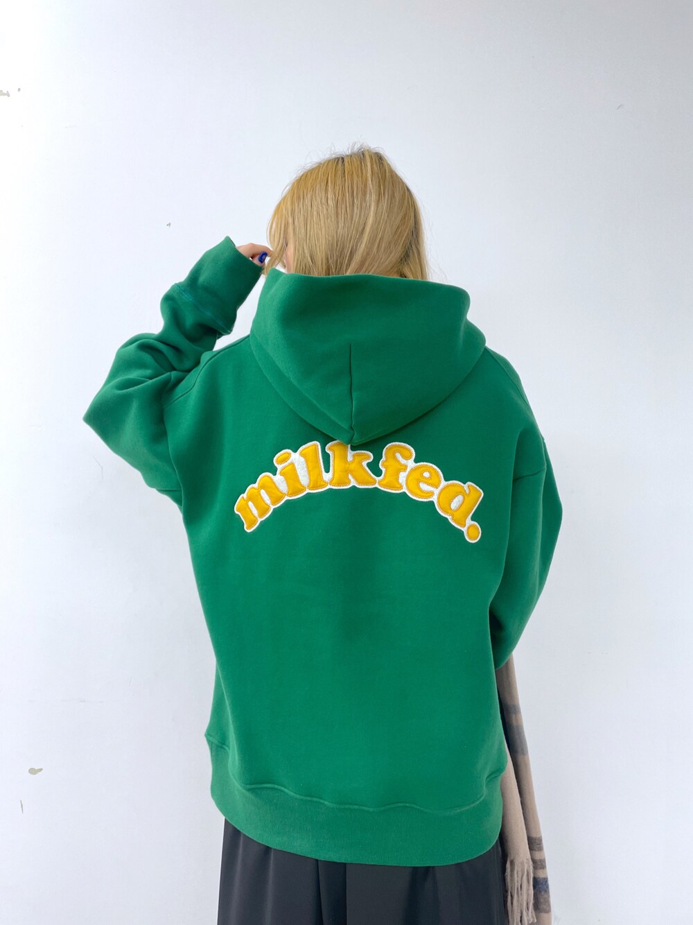 「MILKFED.、ミルクフェド、パーカー、スウェット」｜「MILKFED.のCOPPER LOGO PATCH SWEAT HOODIE（パーカー、グリーン系）」を使った、ﾄ ｻﾞﾄ ﾄ ﾓ子さん（レディース・157cm）の秋コーディネートの1枚目の写真