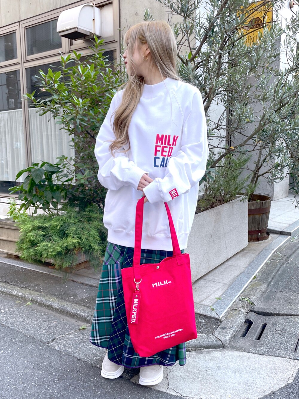 「MILKFED.、ミルクフェド、スウエット、ロングスカート」｜「MILKFED.のBIG LOGO MOCK NECK SWEAT TOP（スウェット、ホワイト系）」を使った、ﾄ ｻﾞﾄ ﾄ ﾓ子さん（レディース・157cm）の秋コーディネートの1枚目の写真