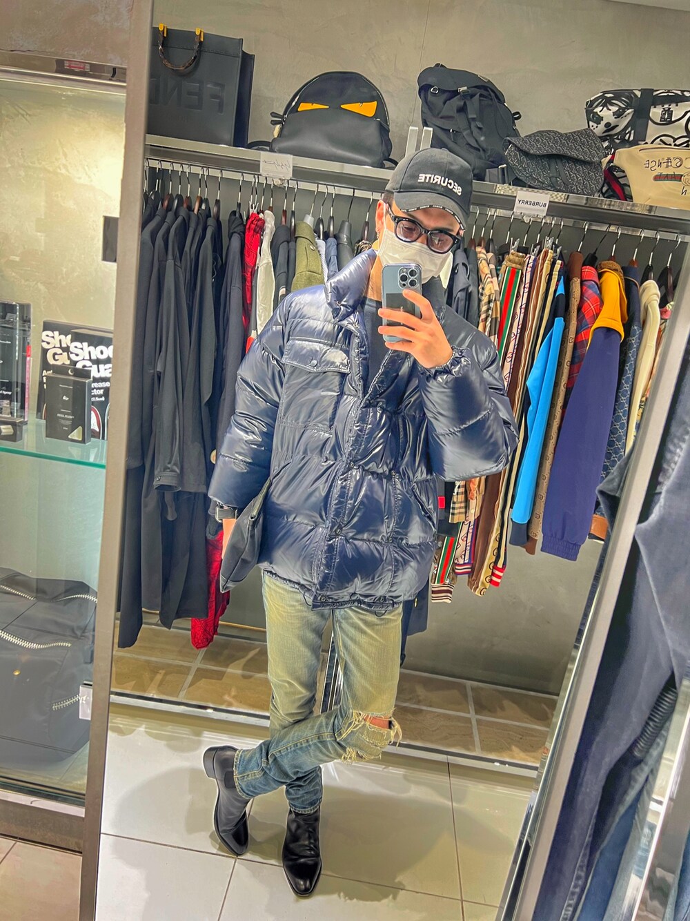 「SAINT LAURENT PARISのアイテム（デニムパンツ、ブルー系）」を使った、kさん（メンズ・179cm）の冬コーディネートの1枚目の写真