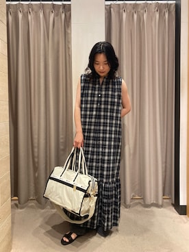 「URBAN RESEARCH（アーバンリサーチ）の『別注』LeSportsac×URBAN RESEARCH　DELUXE MED WEEKENDER（ショルダーバッグ、ベージュ系）」を使った、TANAKAさん（レディース・156cm）の夏コーディネート