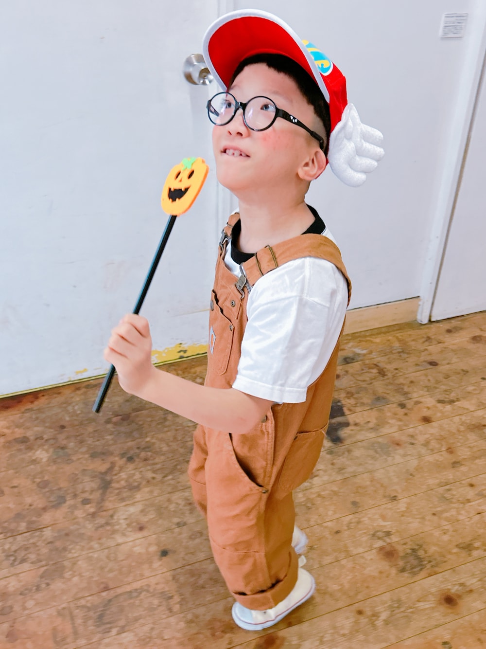 「オーバーオール、carhartt、スニーカー、コスプレ、学校、めがね」｜「Carharttのアイテム（サロペット/オーバーオール、ブラウン系）」を使った、かりんとうさん（キッズ・110cm）の冬コーディネートの1枚目の写真