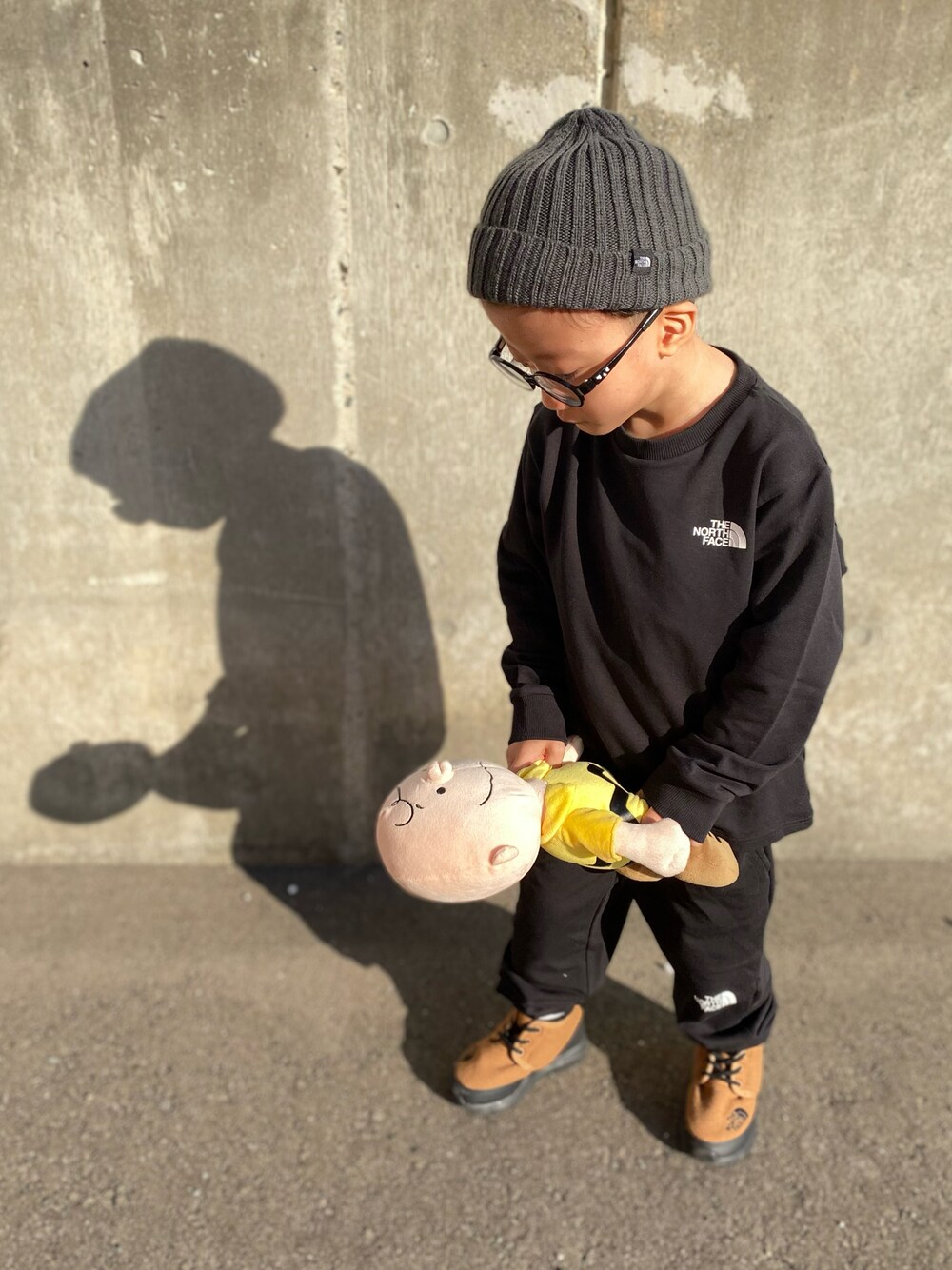 「ワントーンコーデ、ブラック、ブラックコーデ、セットアップ、THE NORTH FACE、ブーツ、ニット帽、ビーニー、めがね、パーカー」｜「THE NORTH FACEの(THE NORTH FACE)トラバースビーニー（ニットキャップ/ビーニー、グレー系）」を使った、かりんとうさん（キッズ・100cm）の秋コーディネートの1枚目の写真
