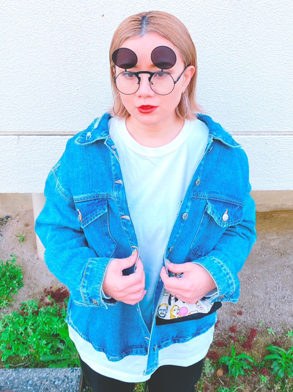 「＃デニム、デニムジャケット、ロンT、サングラス」｜「X-girlのMESSAGE FACE L/S TEE（Tシャツ/カットソー、ホワイト系）」を使った、かりんとうさん（メンズ・160cm）の春コーディネートの1枚目の写真