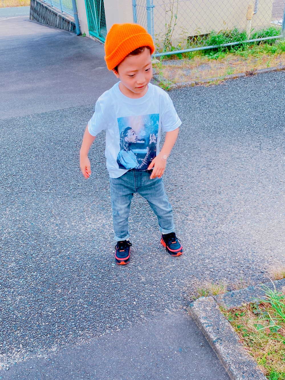「カジュアルコーデ、シンプル、パンツスタイル、デニム、Tシャツ、アーティストTシャツ、スニーカー、ビーニー、ニット帽、ウィズカリファ」｜「UNDEFEATED のUNDEFEATED× NIKE AIR MAX 90 （スニーカー、ブラック系）」を使った、かりんとうさん（キッズ・100cm）の秋コーディネートの1枚目の写真