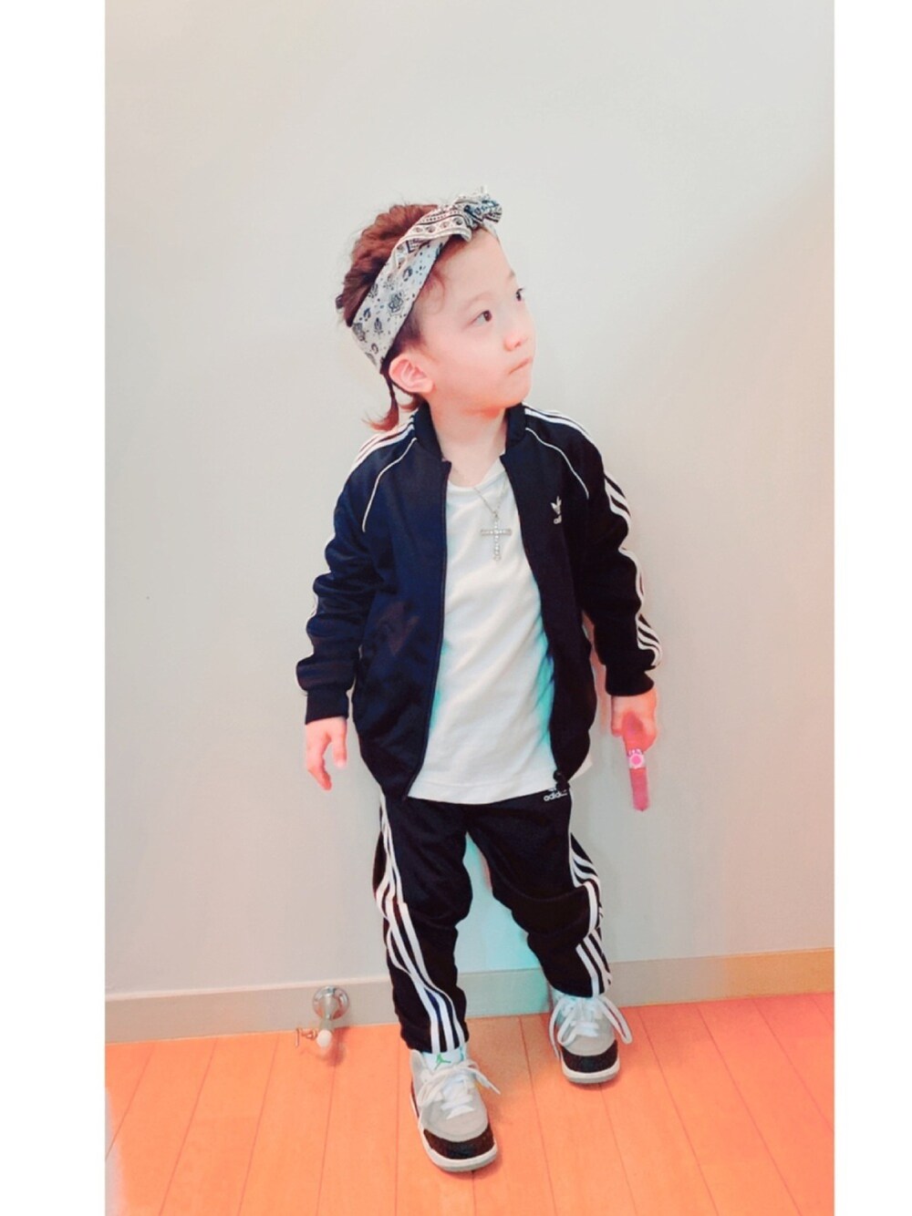 「adidas、ジャージ、NIKE、JORDAN3、バンダナ、編み込みヘア、水鉄砲、supreme、セットアップ」｜「adidasのトラックスーツ [SST SUIT] アディダスオリジナルス（ジャージ、ブラック系）」を使った、かりんとうさん（キッズ・100cm）の春コーディネートの1枚目の写真