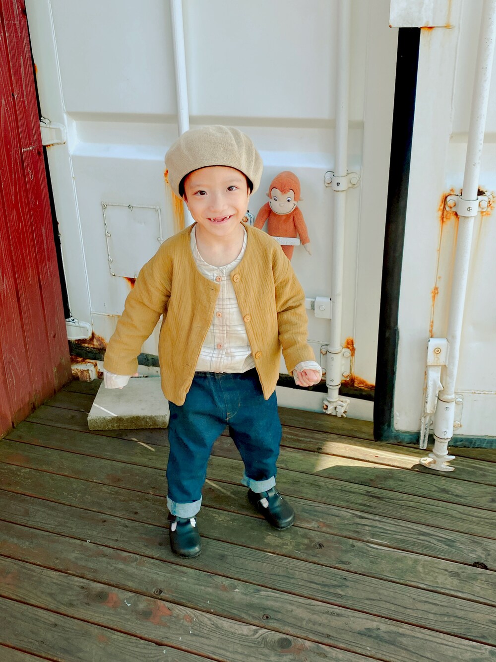 「だから秋服が好き、キッズファッション、休日コーデ、秋服準備はじめました、男の子コーデ、デニム、ベレー帽、ローファー、シェフパンツ」｜「BREEZEのサーモベレー（ハンチング/ベレー帽、ベージュ系）」を使った、かりんとうさん（キッズ・100cm）の秋コーディネートの1枚目の写真