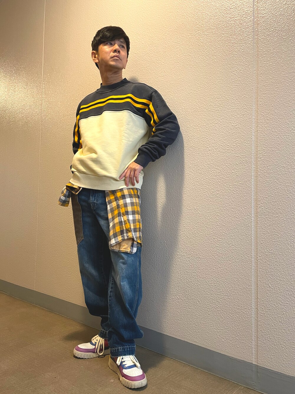 「Diesel、秋のコーデ、スニーカー、こしまきシャツ、今日のコーデ、休日スタイル、デニムパンツ、DIESELxDIESEL」｜「DIESELのアイテム（スウェット、ベージュ系）」を使った、okayan104さん（メンズ・165cm）の秋コーディネートの1枚目の写真