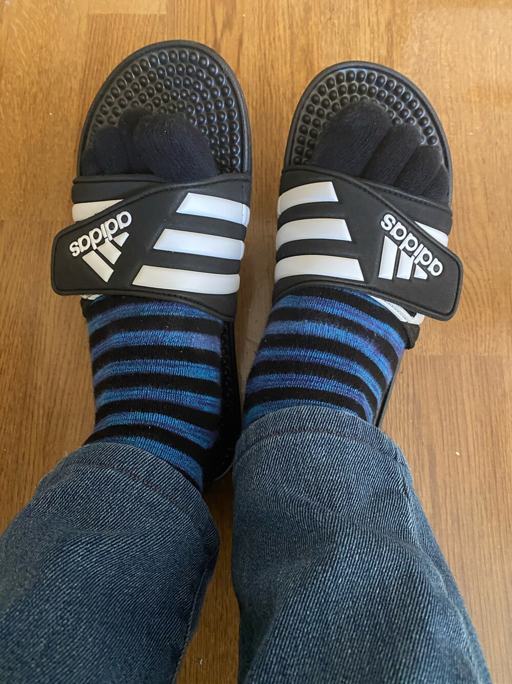 「adidasのアイテム（サンダル、ブラック系）」を使った、F.minoruさん（メンズ・168cm）の秋コーディネートの1枚目の写真